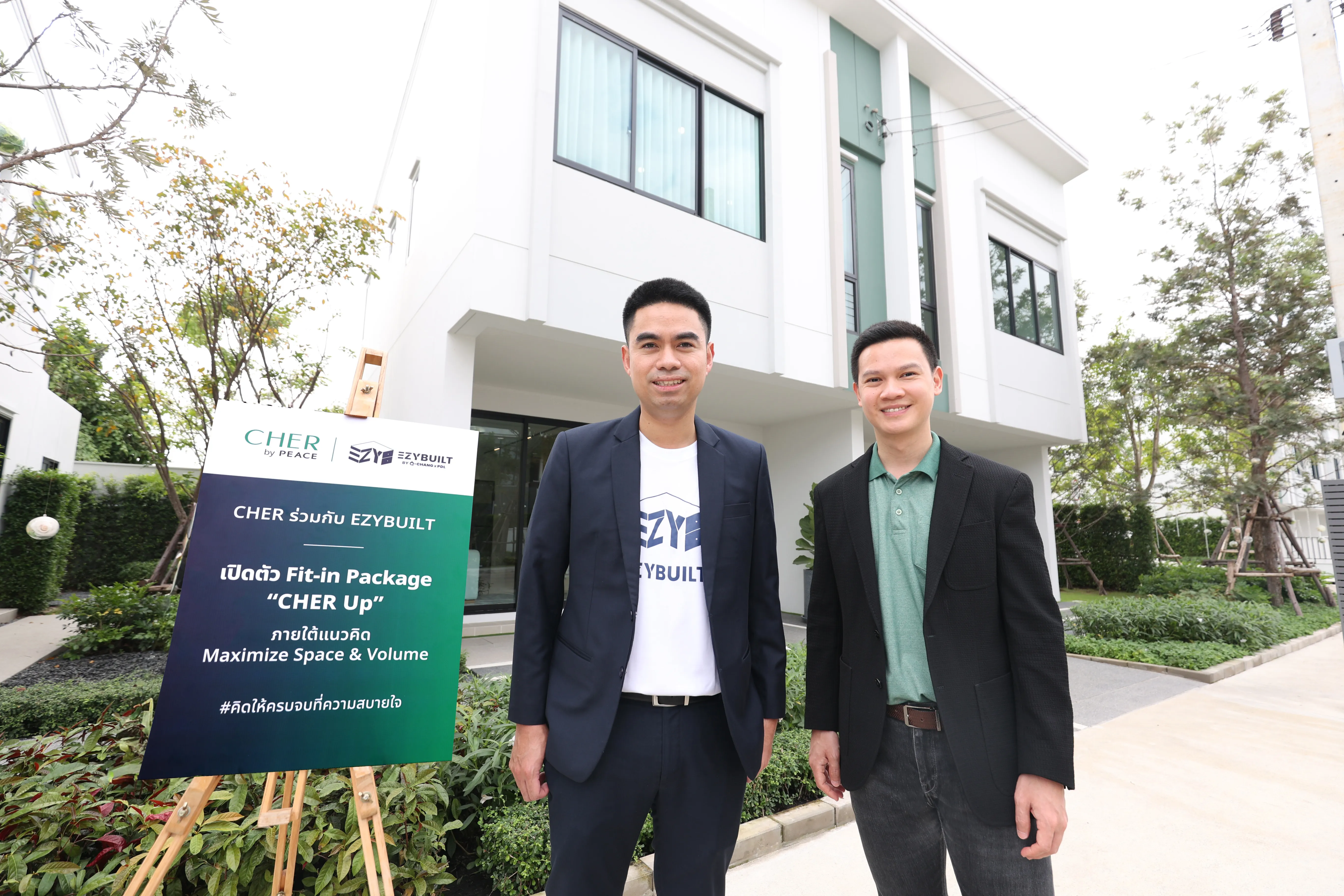 บ้านคือ พื้นที่ของความสบายใจ PEACE&LIVING ตั้งใจดูแลลูกบ้านให้ “สบายใจ” ในทุกช่วงของการอยู่อาศัย ความร่วมมือครั้งนี้จึงไม่ใช่แค่เรื่องเฟอร์นิเจอร์หรือการออกแบบตกแต่งภายใน แต่คือการช่วยให้ลูกบ้านออกแบบการใช้พื้นที่ในบ้านให้เข้ากับชีวิตจริงของแต่ละครอบครัว ตั้งแต่วันแรกที่เข้าอยู่ EZYBUILT by Q-CHANG คือพาร์ทเนอร์ที่เราเลือกมาแล้ว ทั้งเรื่องประสบการณ์ คุณภาพวัสดุ และทีมงานมืออาชีพ ตั้งแต่การให้คำแนะนำ ออกแบบ ติดตั้ง ไปจนถึงงานรีโนเวท เพื่อให้ทุกพื้นที่ในบ้านถูกใช้งานอย่างเต็มที่ และออกมาสวยตรงใจจริง ๆ